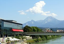 Congress Center Villach mit Blick auf den Mittagskogel