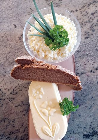 Topfen und Butter mit Brot
