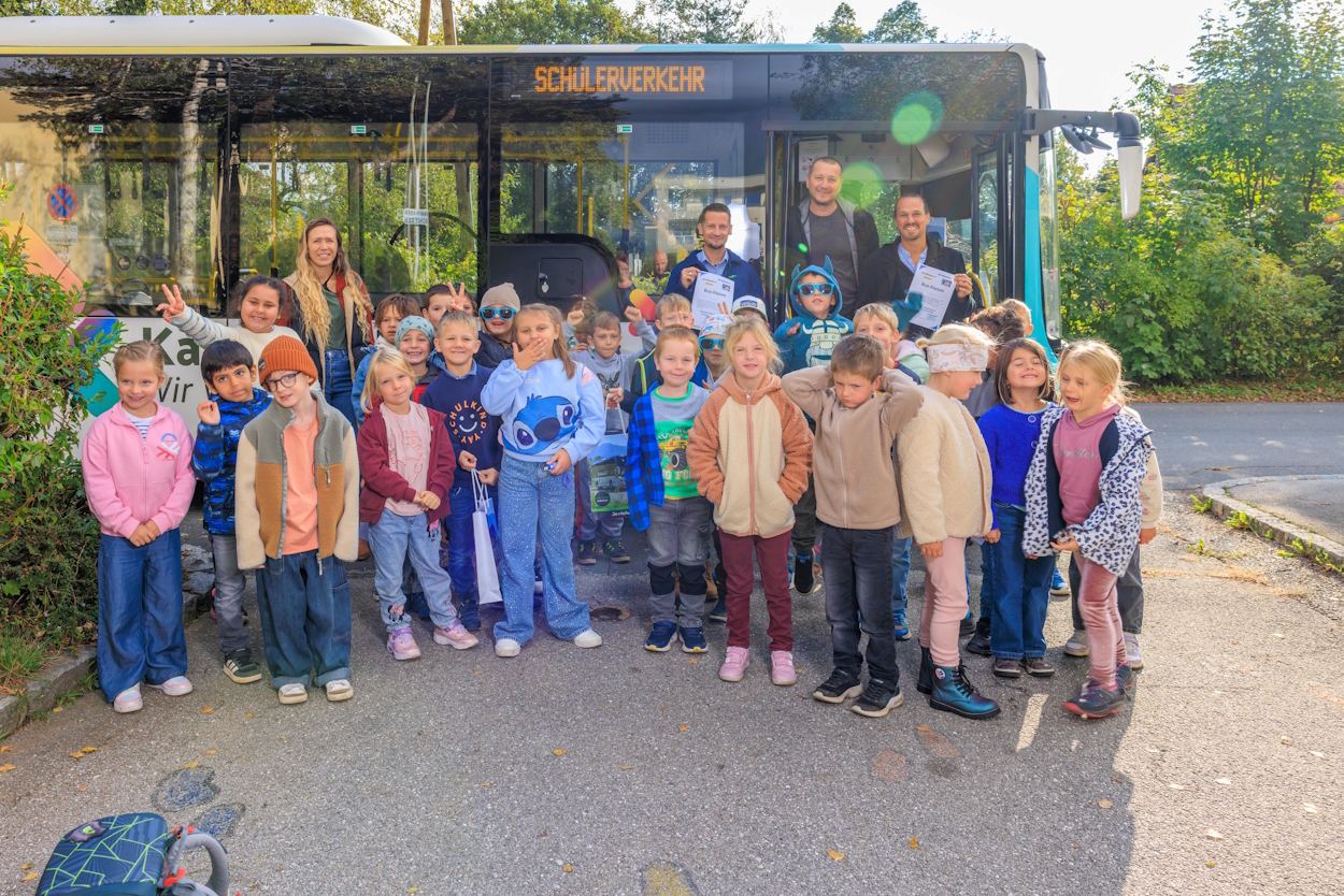 v.l.n.r. Lisa Wucherer (Lehrerin), Daniel Besic (Dr. Richard Gruppe), Emir Zobic (Buslenker Dr. Richard Gruppe), Stadtrat Sascha Jabali Adeh (Mobilitätsreferent Villach) und die Kinder der Volksschule 9 Fellach 