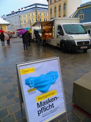Auch am Freigelände des Biomarktes am Hans Gasser Platz herrscht Maskenpflicht.