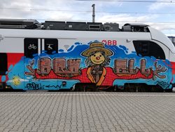 Grafitti auf einer Schnellbahn am Villacher Hauptbahnhof: "Orwell Covid 1984“