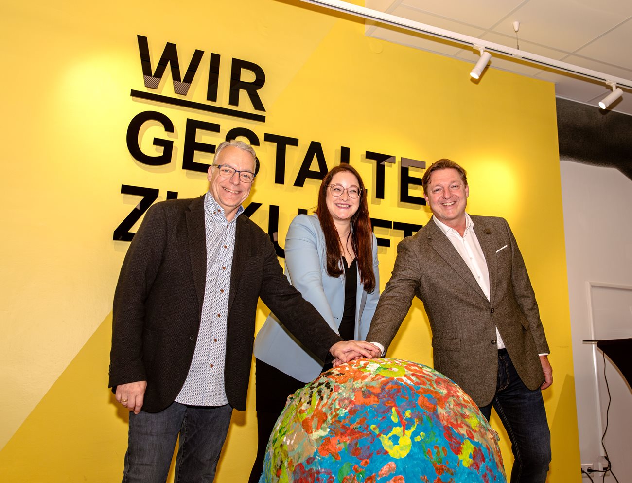 Von links Gerald Frühstück, Leiter Abteilung Bildung, Bildungsreferentin Sarah Katholnig,Bürgermeister Günther Albel. 