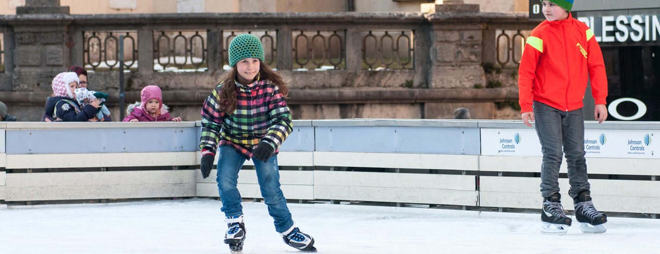 2 Kinder beim Eislaufen auf dem Villacher Rathausplatz