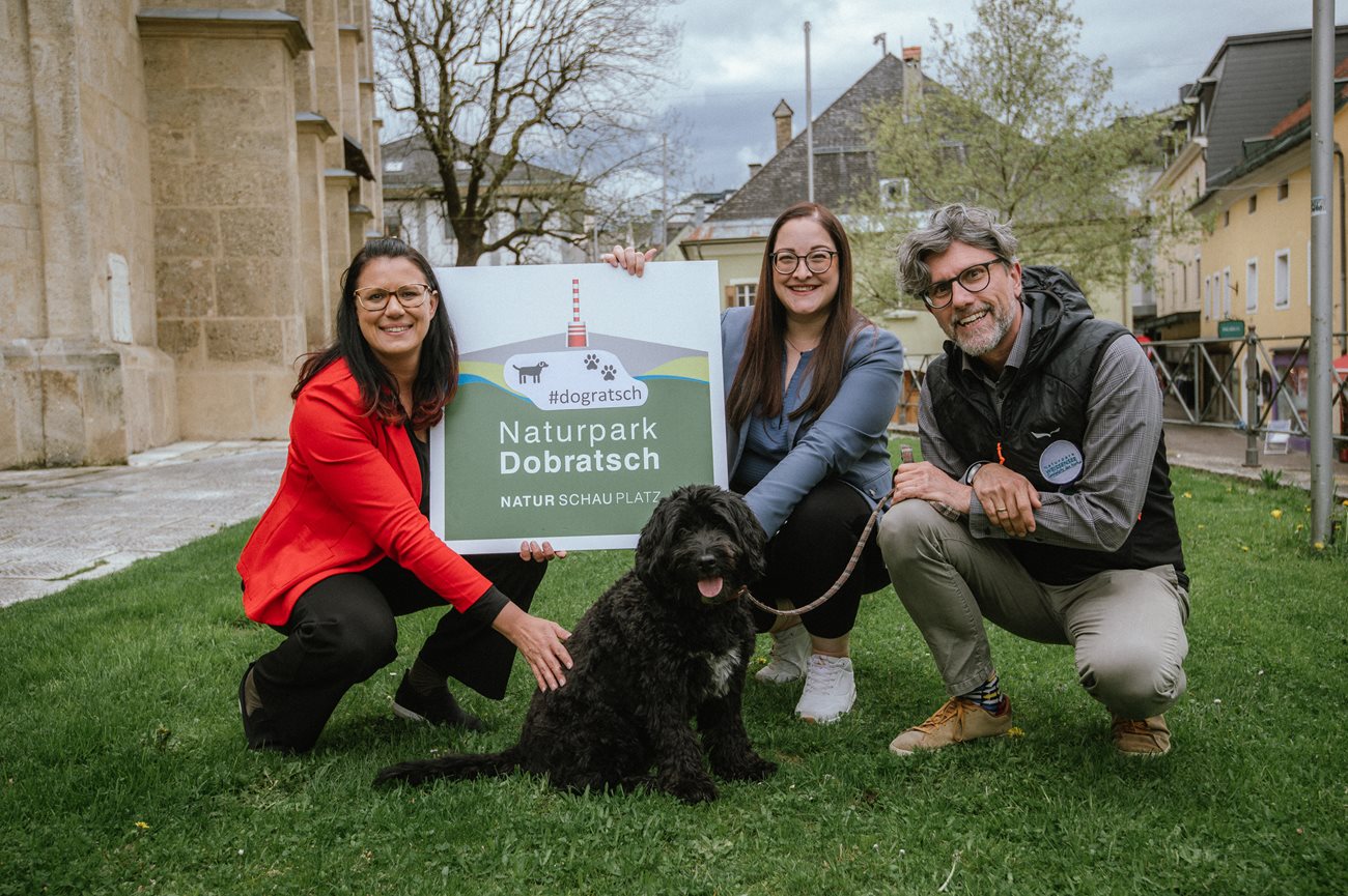 Landesrätin Sara Schaar, Naturparkreferentin Sarah Katholnig, Naturparkmanager Robert Heuberger mit Hund