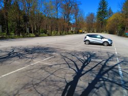Aufgrund der Ausgangsbeschränkungen und Geschäftsschließungen gab es in Villach einige Wochen keine Parkplatzsorgen, wie hier bei der Therme in Warmbad.