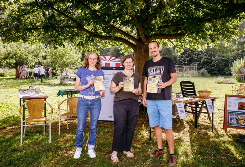 Natur- und Umweltschutzreferent Stadtrat Sascha Jabali Adeh mit Landschaftsplanerin Lena Uedl-Kerschbaumer (Mitte) und Heidemarie Pirker. 