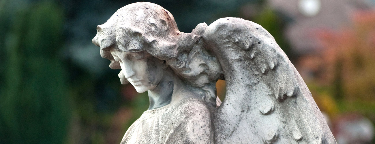 Engelsstatue auf herbstlichen Friedhof