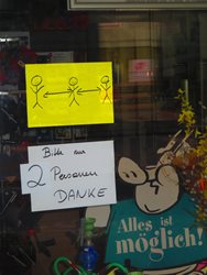 Auch selbstgezeichnete Hinweisschilder sind erlaubt - Trafik, Italienerstraße