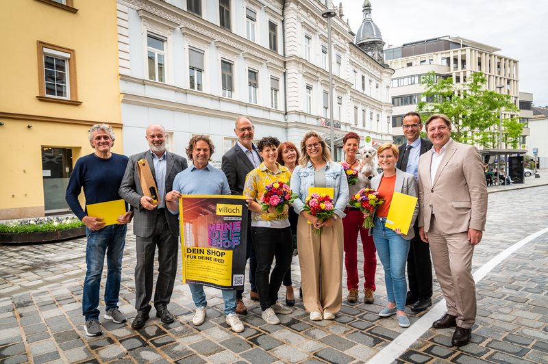 Die Jury des "Meine Idee-mein shop"-Wettbewerbes und die strahlenden Gewinner:innen, die im Jahr 2023 die Nase vorn hatten.