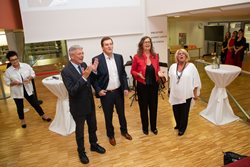 Landeshauptmann Peter Kaiser, AK-Präsident Günther Goach und Stadträtin Ulli Sima und Vizebürgermeisterin Gerda Sandriesser eröffneten die Ausstellung.  