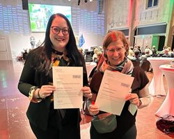 Vizebürgermeisterin Sarah Katholnig und Raumplanerin Lena Uedl-Kerschbaumer nach der Preisverleihung. 
