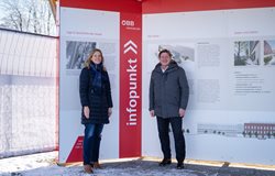 Claudia Brey, Geschäftsführerin der ÖBB-Immobilienmanagement GmbH, und Bürgermeister Günther Albel eröffneten den Infopunkt in der Steinwenderstraße.