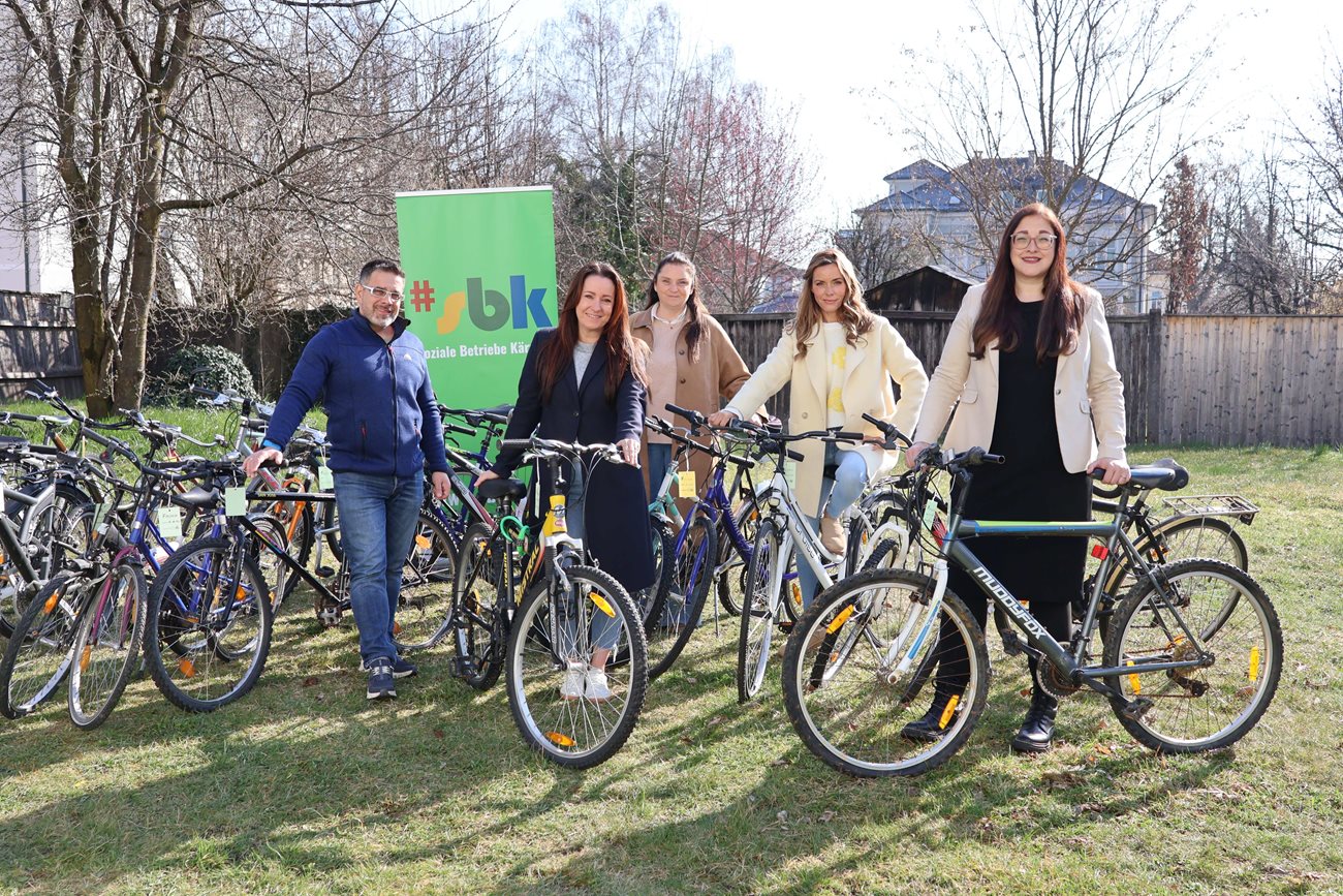 Marcus Adlbrecht, Rebecca Mutter (beide SBK), Sabine Mazzora (Leiterin Abfallwirtschaft), Elisabeth Niederer (Geschäftsführung SBK) und Vizebürgermeisterin Sarah Katholnig