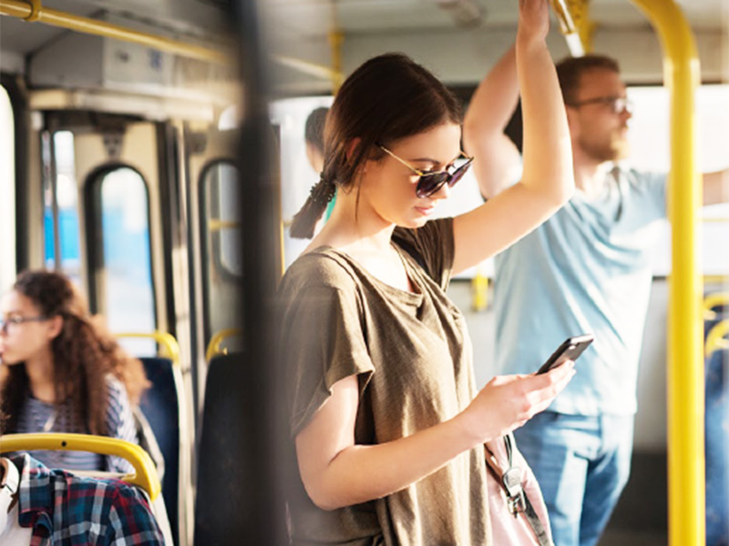 Menschen, die mit dem Bus fahren