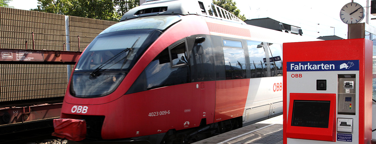 ÖBB Zug haltet am Westbahnhof in Villach 