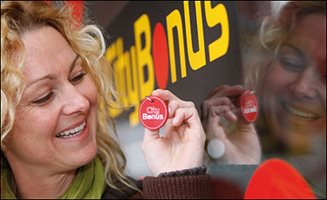 Blonde Frau mit CityBónus-Anhänger zum gratis Parken