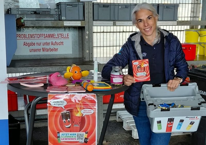 Abfallberaterin Ramona Sterbenz informiert beim Infostand im Altstoffsammelzentrum.