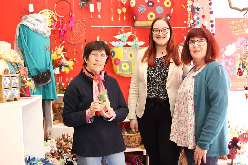 Nachhaltigkeitsreferentin Vizebürgermeisterin Sarah Katholnig (Mitte) mit Weltladen-Geschäftsführerin Alexandra Winkler-Isepp und Mitarbeiterin Susanne Zimmermann. 