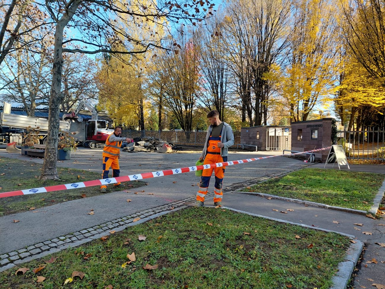 Eine große Fläche vor dem Haupteingang des Zentralfriedhofes wird gerade entsiegelt.  