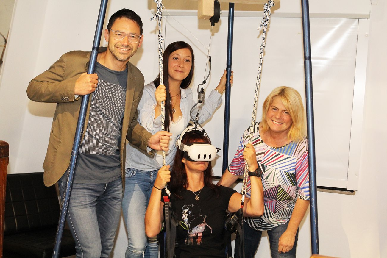 Museumsdirektor Andreas Kuchler, Larissa Erian, Najda Findenig vom Museum und Kulturreferentin Vizebürgermeisterin Gerda Sandriesser probieren den virtuellen Flug im Kärnten Relief aus.