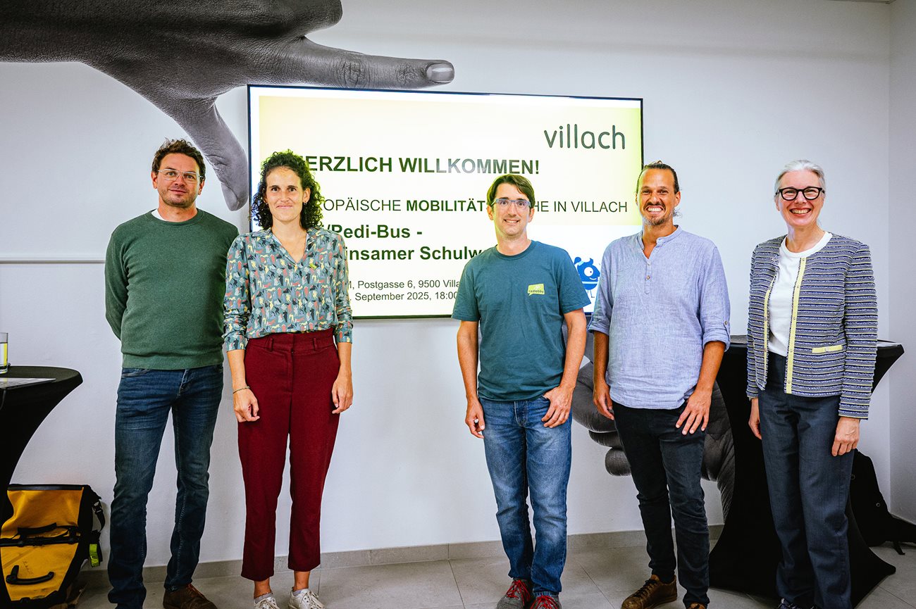 Von links Andreas Zobl, Radbeauftragter, Yasmin Stoderegger und Christoph Zettinig (Radlobby Kärnten), Mobilitätsreferent Stadtrat Sascha Jabali Adeh und Martina Frühwirth von der Stadt Villach beim Vortrag zum Thema "Bici/Pedi-Bus" im lebensRAUM Villach.