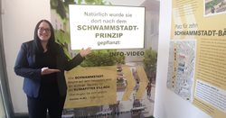 Vizebürgermeisterin Sarah Katholnig lädt in den neuen Schwammstadt-Inforaum ein. 