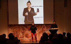 Andrea Latritsch-Karlbauer als Vortragende zum Thema "Wir in digitalen Zeiten"