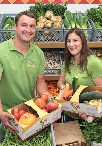 Gemüsebauern in ihrem Hofladen