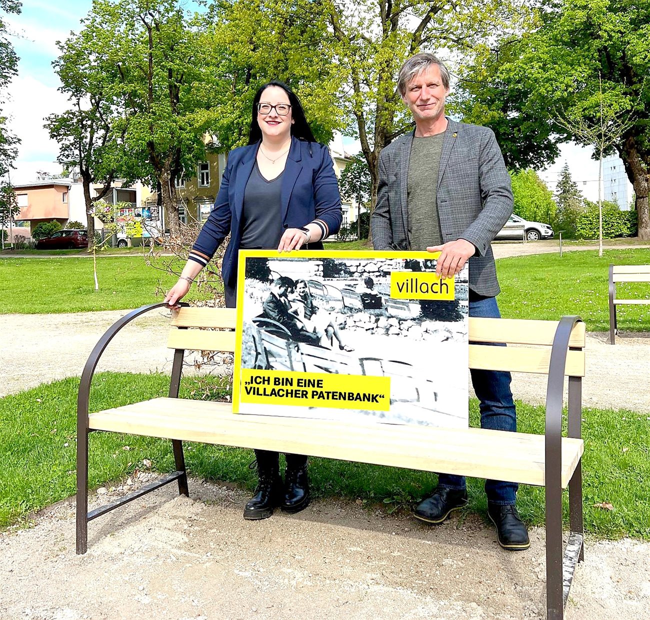 Vizebürgermeisterin Sarah Katholnig mit Stadtgrünleiter Wolfgang Faller und einer Patenbank