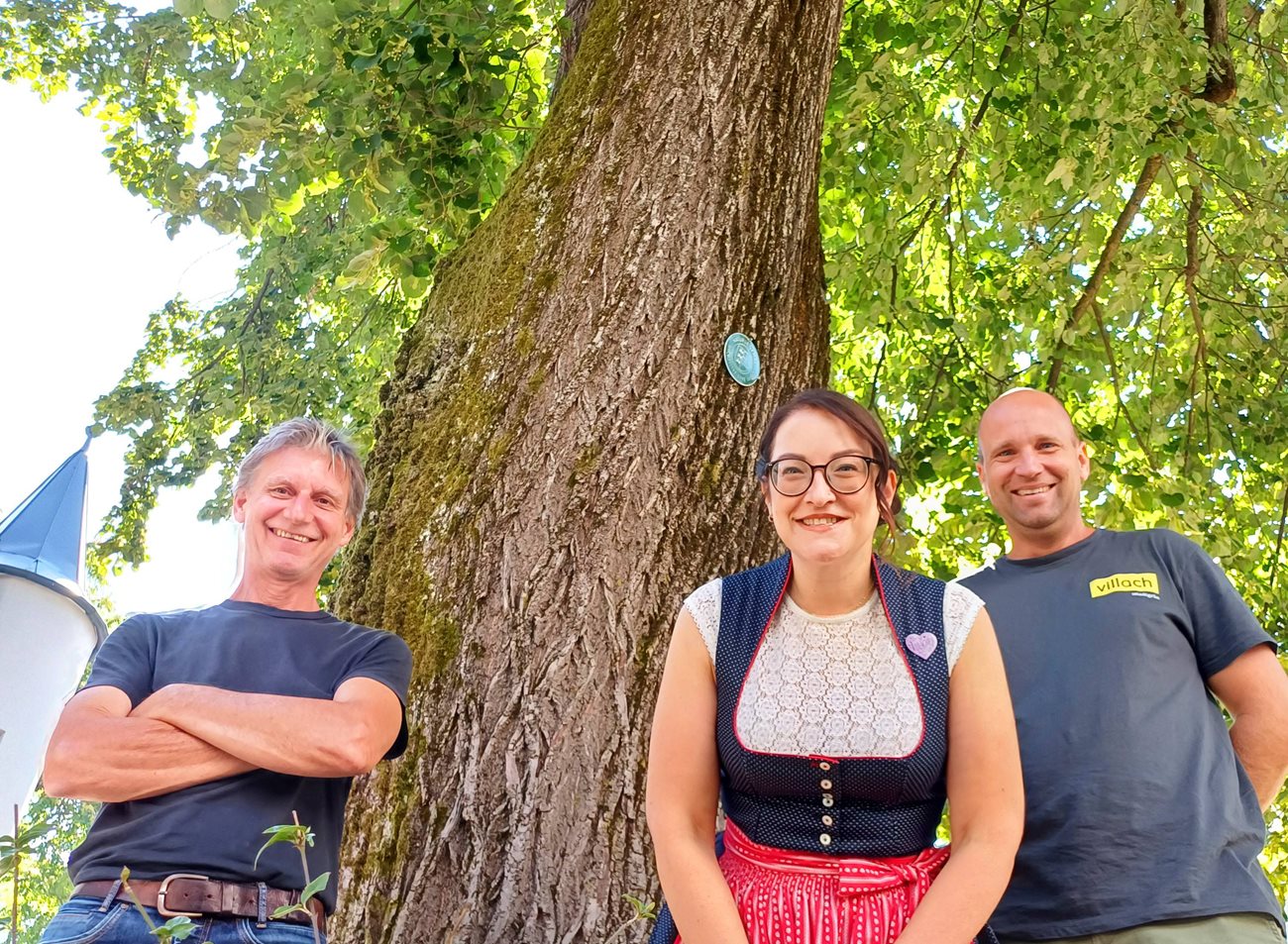 Vizebürgermeisterin Sarah Katholnig mit Stadtgrün-Leiter Wolfgang Faller und Baummeister Florian Srienz bei der Linde im Khevenhüllerpark.