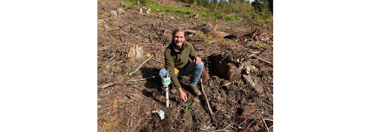 2 Menschen mit Einkaufswagen in einem Geschäft