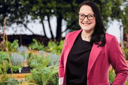 Vizebürgermeisterin Sarah Katholnig lädt Villacher:innen ein, eigene Gemüsegärten zu sichern und zu bewirtschaften. 