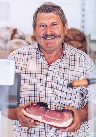 Bauer mit Speck in der Hand