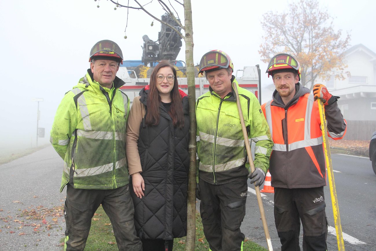 Vizebürgermeisterin Sarah Katholnig überzeugte sich in Drobollach bei den Stadtgrün-Teams über den zügigen Fortschritt der Baum-Offensive.   