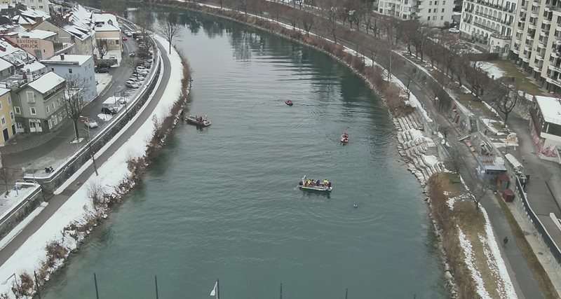 Einsatzkräfte holen Müll aus den Tiefen der Drau hervor.