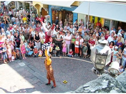 Zwei Artisten beim Straßenkunstfestival am Hauptplatz Villach