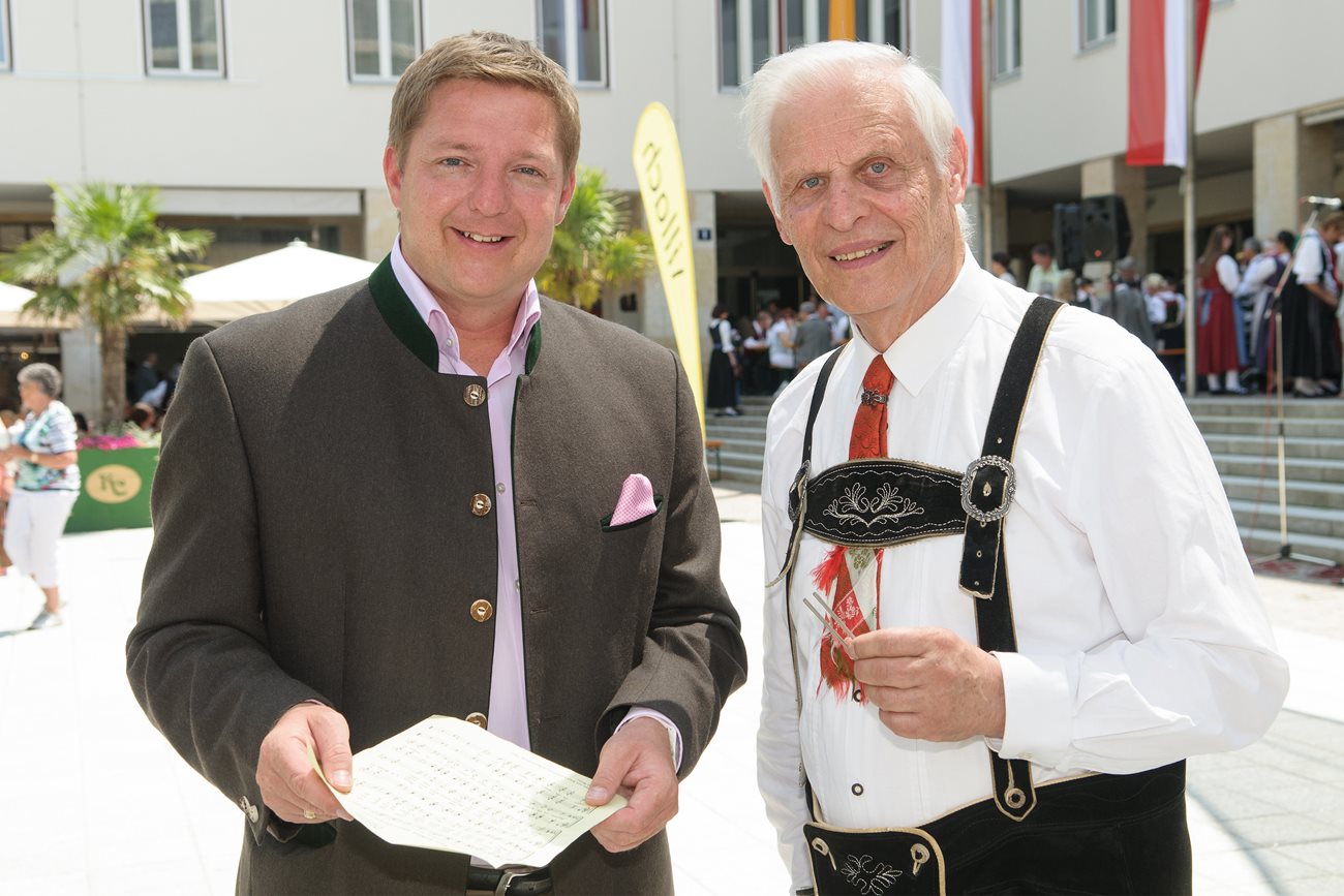 Bürgermeister Günther Albel mit Ehrenbürger Helmut Wulz bei "Villach singt". Helmut Wulz ist im 87. Lebensjahr von uns gegangen.  