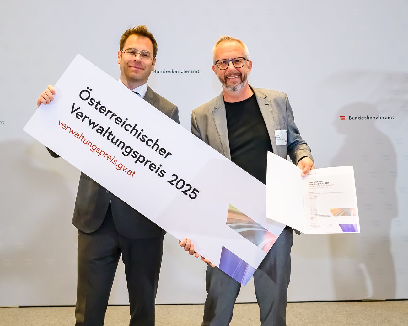 Stadtplaner Guido Mosser nimmt die Auszeichnung für die Stadt Villach entgegen