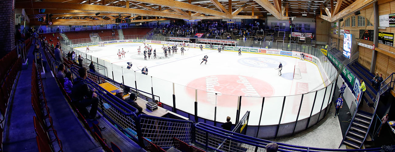 Die Eisarena/Eisfläche in der Stadthalle Villach ohne Besucher