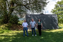Stadtrat Harald Sobe, Bäderbeauftragter Dietmar Juvan und Vizebürgermeisterin  Sarah Katholnig vor der modernen neuen Sanitäranlage am Silbersee. 
