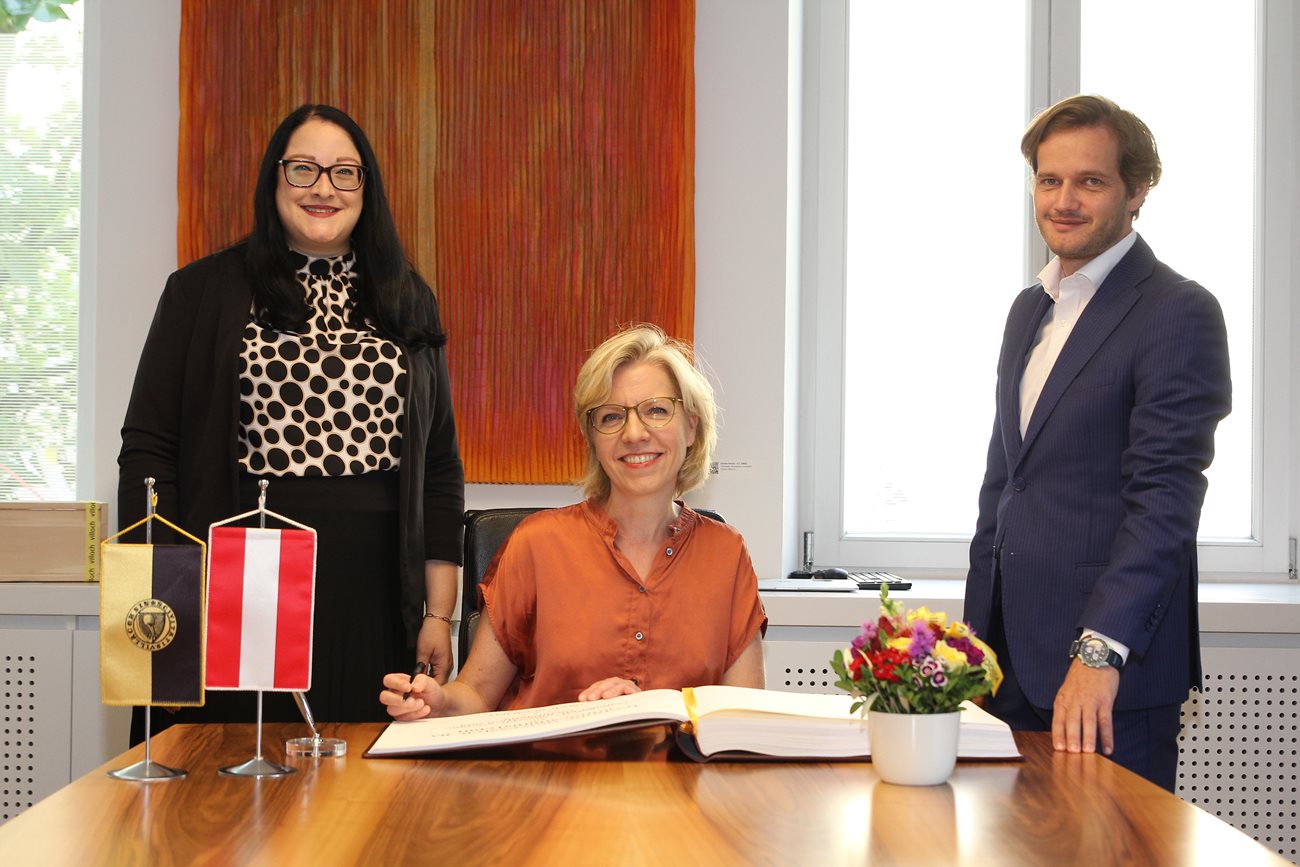 Klimaschutzministerin Leonore Gewessler trug sich bei ihrem Besuch im Beisein von Vizebürgermeisterin Sarah Katholnig und Magistratsdirektor Christoph Herzeg in das Ehrenbuch der Stadt Villach ein. 