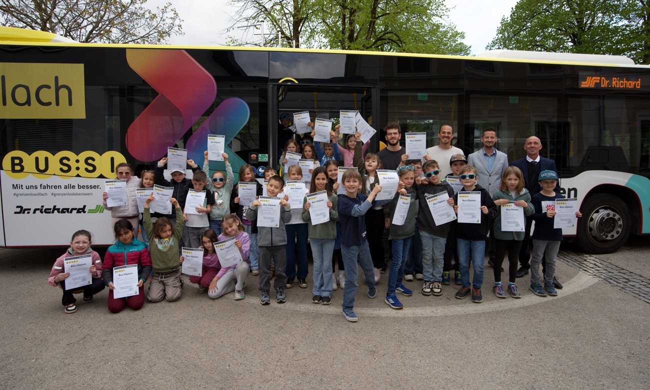 Mobilitätsreferent Stadtrat Sascha Jabali Adeh mit von links: Lehrer Samuel Zagorsky, Daniel Besic (Standortleiter Dr. Richard) und Busfahrer Hannes Steiner sowie den Volksschulkindern.

