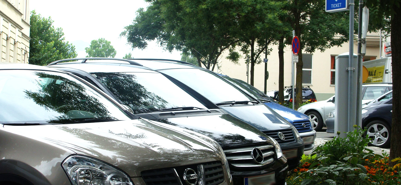 Parkende Autos vor Parkautomat